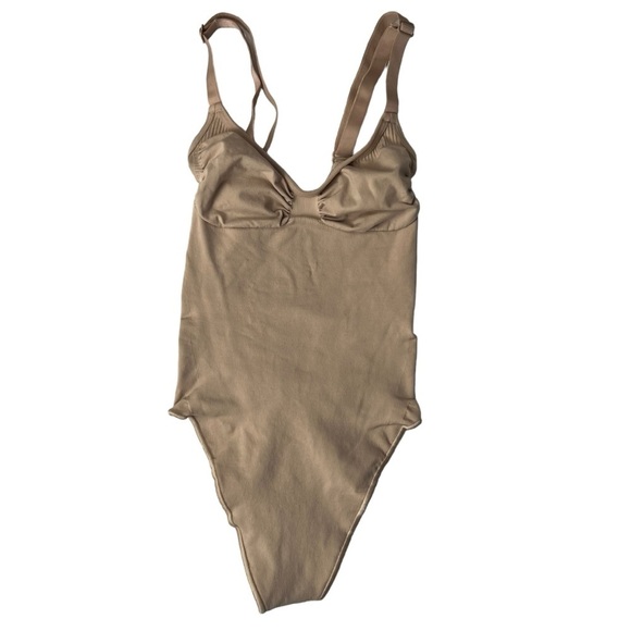 SKIMS SEAMLESS SCULPT THONG BODYSUIT IN MICA SIZE Small - Picture 5 of 8
